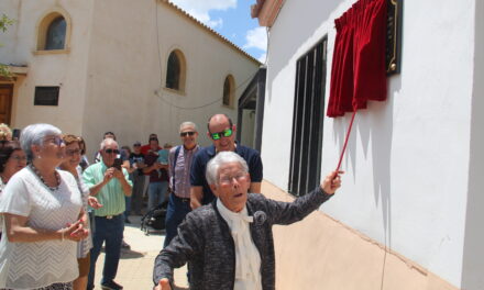 Doña Anita recibe un homenaje de los vecinos de Las Encebras