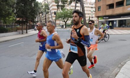 María José Escoda, campeona provincial de Alicante en los 5.000 m. marcha y José Luis Monreal, tercero en la media de Albacete
