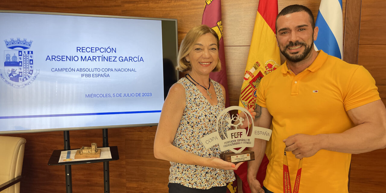 Arsenio Martínez comparte su medalla de oro como Campeón de Fisioculturismo con la alcaldesa
