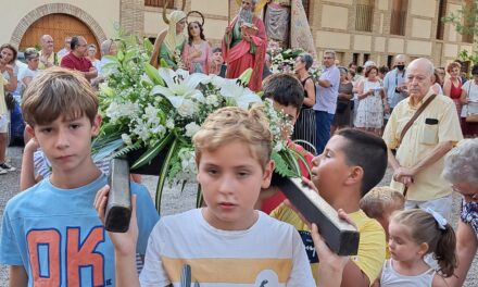 Los niños acompañan a la Abuela Santa Ana en el 450 aniversario del monasterio
