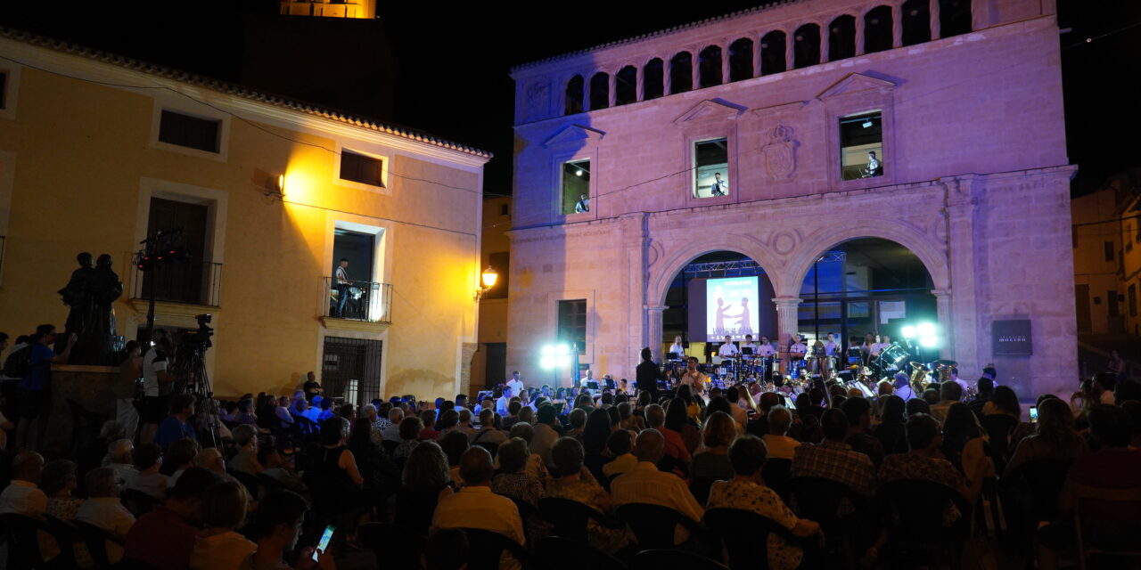 Apoteósico concierto en la Plaza Arriba con las bandas de música de Tui y Julián Santos