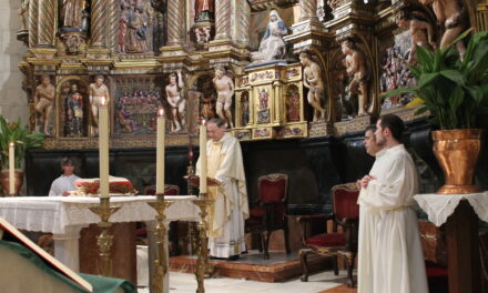 El párroco De La Rosa celebra sus cinco años en Jumilla con familiares y feligreses
