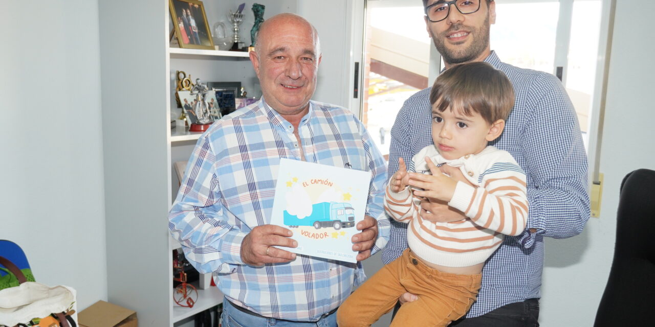 El autor de ‘El camión volador’ hace entrega de su libro a la Asociación de Conductores San Cristóbal