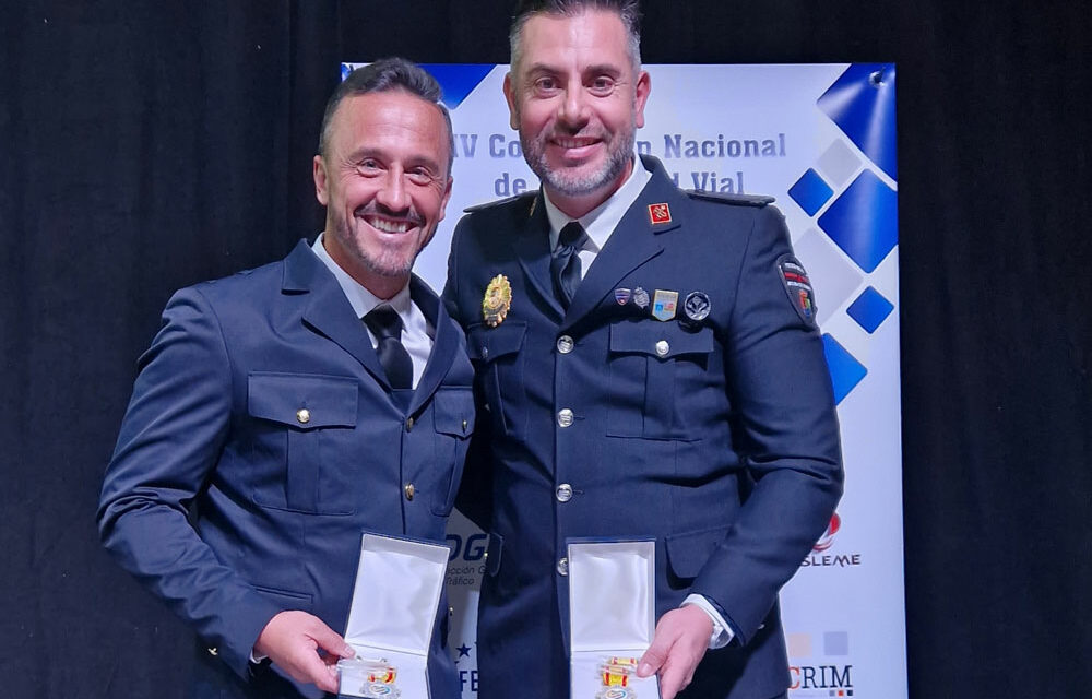 Pascual David Muñoz y Pedro García recogen sus medallas de  Educación Vial