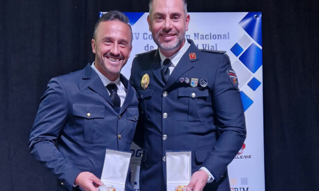 Pascual David Muñoz y Pedro García recogen sus medallas de  Educación Vial