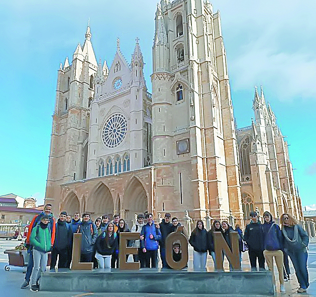Alumnos del IES Infanta Elena hacen rutas científicas, artísticas y literarias por León y Galicia