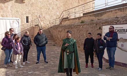 El marqués de Villena ‘muestra’ el Castillo en una visita teatralizada