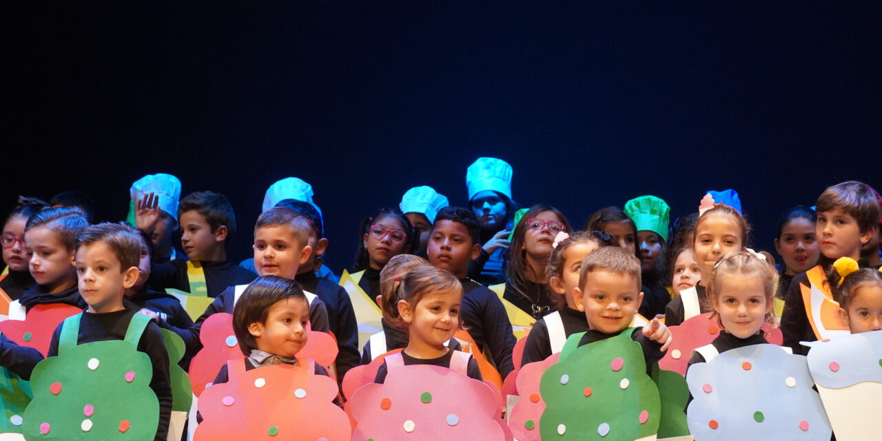El colegio Cruz de Piedra celebra 20 años cantando a la Navidad con su Festival de Villancicos