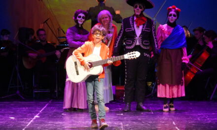 La emoción inundó un abarrotado Teatro Vico con Coco y el pequeño Miguel
