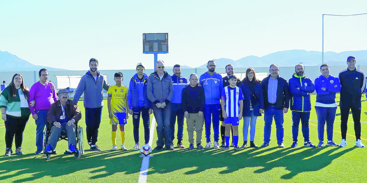 El Club Deportivo Aspajunide recibe el dinero recaudado en la presentación de los equipos de la EFF Jumilla