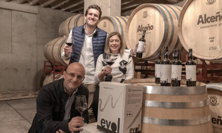 Elisa Martínez Navarro presenta la nueva añada de su vino EVOL 2022 “solidario y para brindar por la vida”