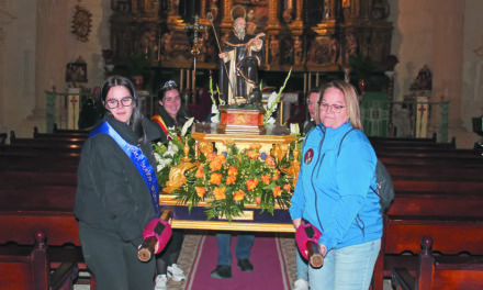 Los vecinos celebraron la festividad de San Antón con misa y degustación de rollos