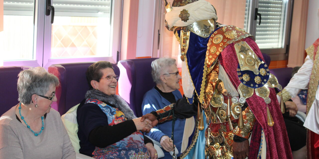 Los Reyes de Oriente llevaron regalos a los usuarios de los centros de mayores