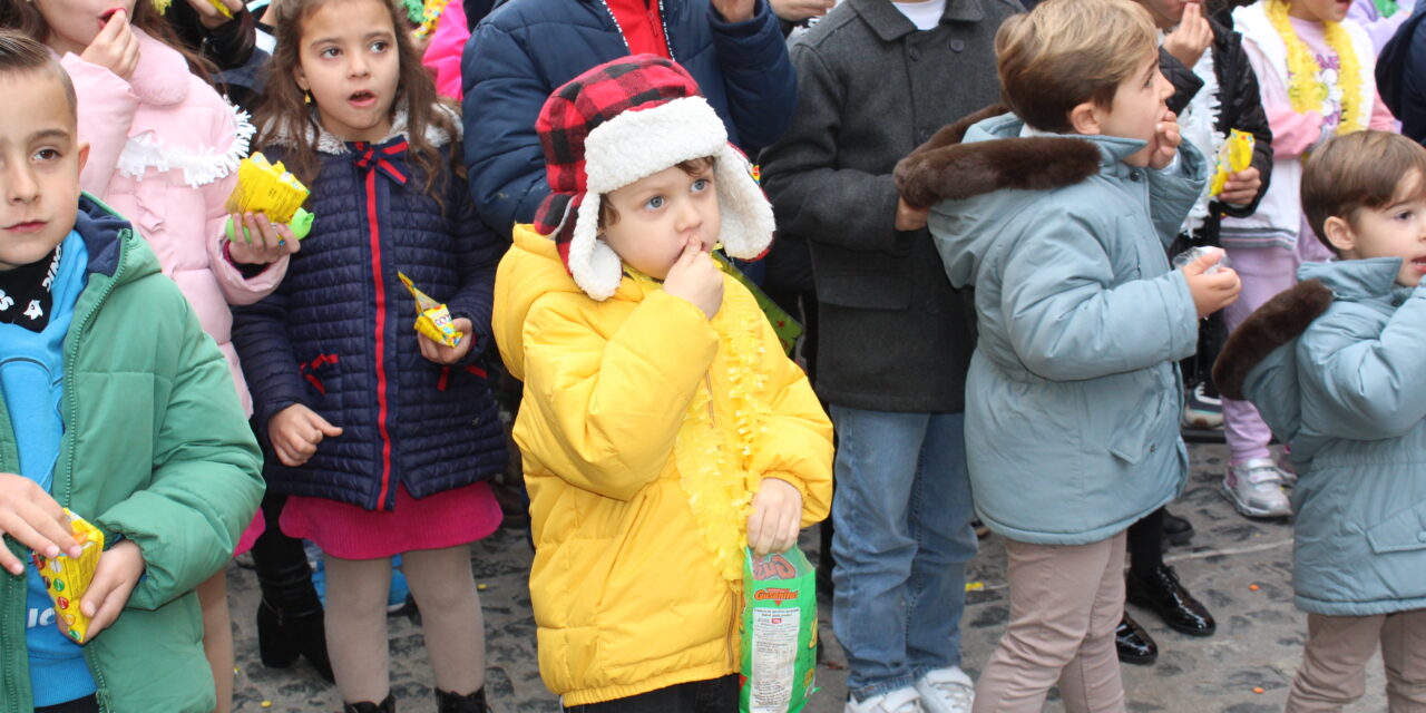 Las campanadas infantiles reúnen a cientos de niños para ‘tomar uvas’