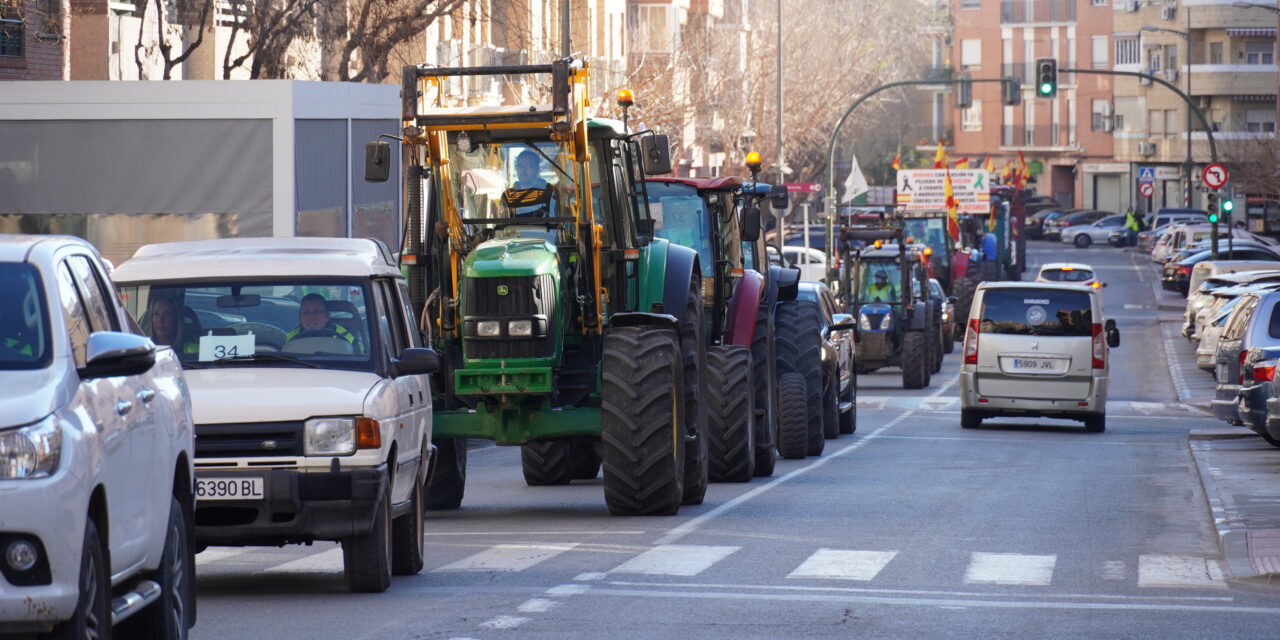Cerca de 200 vehículos y tractores recorren el casco urbano de Jumilla