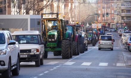 Cerca de 200 vehículos y tractores recorren el casco urbano de Jumilla