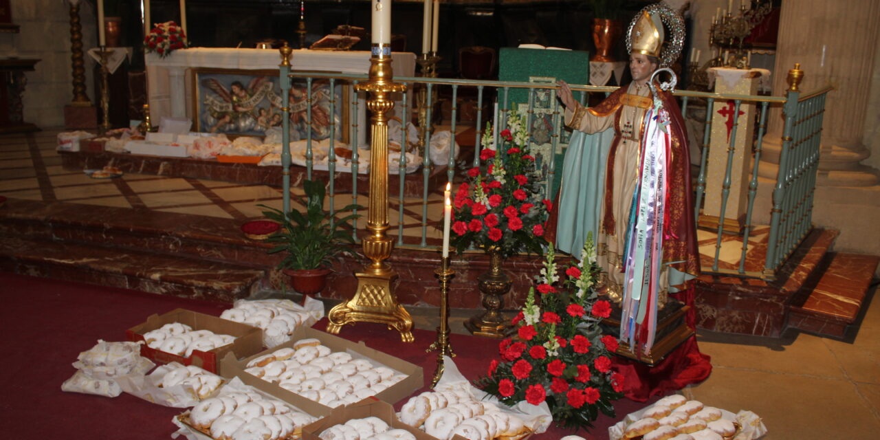Los vecinos celebraron San Blas con una misa y degustación de rollos