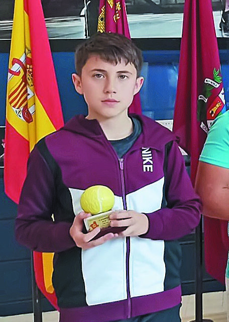 El joven jumillano Luis Curto Ortega gana el Campeonato Regional Iniciatenis, en Sub-12