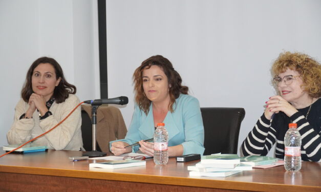 María Pilar Pérez Quílez presenta su primer libro junto a Ana María Olivares y Mayte Rauf