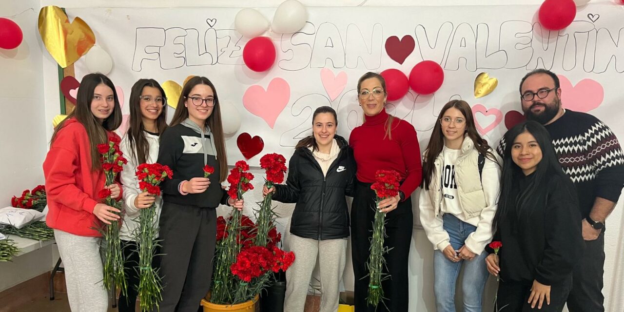 Los alumnos del IES Arzobispo Lozano reparten 2.000 claveles por San Valentín