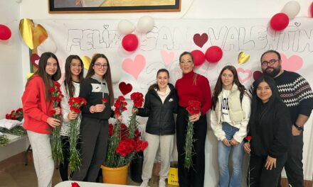 Los alumnos del IES Arzobispo Lozano reparten 2.000 claveles por San Valentín