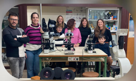 El IES Infanta Elena recibe cinco nuevos microscopios gracias a la gestión realizada por la AMPA