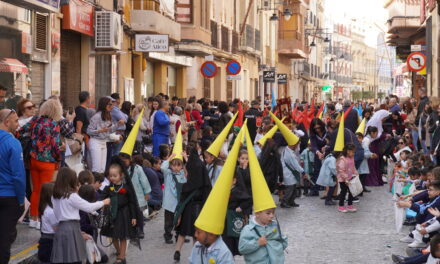El colegio Santa Ana saca su mini procesión a la calle