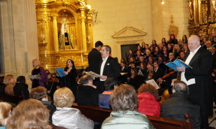 El Réquiem de Mozart llena de emociones, música y ‘dolor’ la parroquia Mayor de Santiago