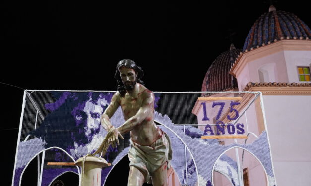 El Cristo baja a Jumilla y su Hermandad, le recibe en San Agustín con un ‘palio’ tejido, obra de Miguel Ángel Lozano