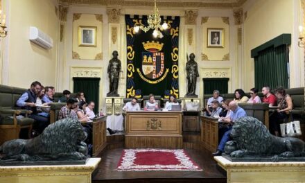 El pleno del Ayuntamiento debatirá tres propuestas de VOX, PSOE e IU-Podemos