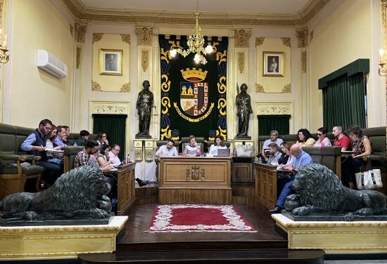 El pleno del Ayuntamiento debatirá tres propuestas de VOX, PSOE e IU-Podemos