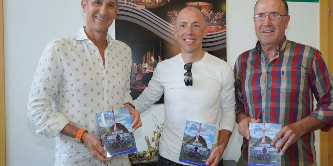 Antonio Toral presenta su nuevo libro rodeado de familia, amigos y profesionales del ciclismo