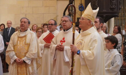 El obispo José Manuel Lorca Planes bendice el órgano de la iglesia de Santiago