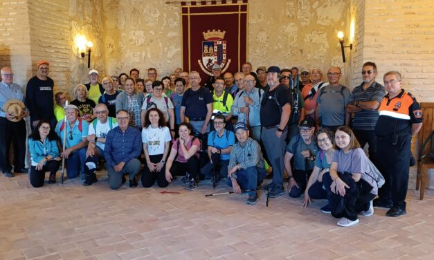 Los senderistas del Centro de Personas Mayores del IMAS visitan el Castillo de Jumilla