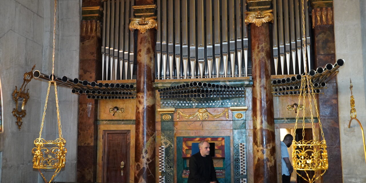 El organista en la Sagrada Familia, Juan de la Rubia, toca el imponente órgano de Santiago, ante un público muy agradecido