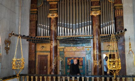 El organista en la Sagrada Familia, Juan de la Rubia, toca el imponente órgano de Santiago, ante un público muy agradecido
