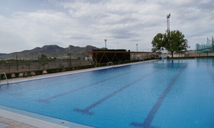 La piscina de verano abre mañana tras el acondicionamiento del vaso de la mediana