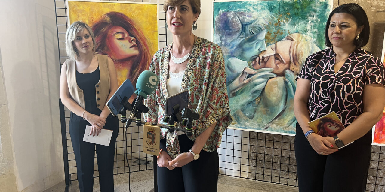 El Museo Arqueológico expone ‘Anhelo’, una colección de pinturas de la artista murciana Cristina Hidalgo