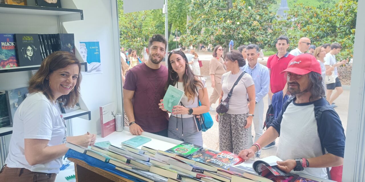 María Pilar Pérez firma ejemplares de “La nacionalidad del peinado’ en la Feria del Libro de Madrid