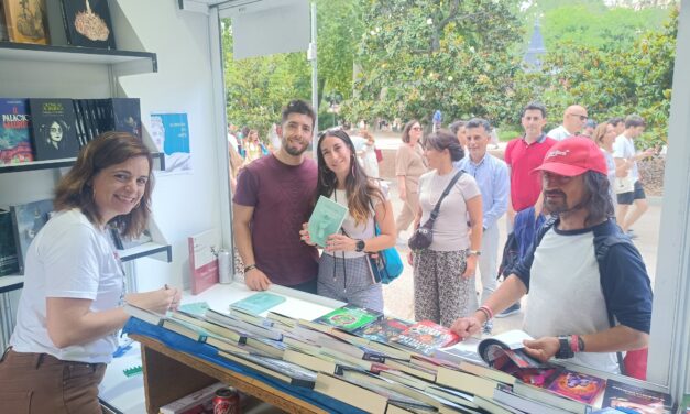 María Pilar Pérez firma ejemplares de “La nacionalidad del peinado’ en la Feria del Libro de Madrid
