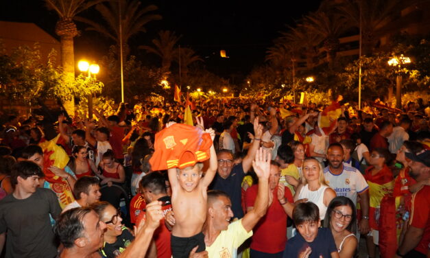 Cerca de un millar de aficionados celebran el triunfo de la selección española de fútbol