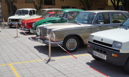 Las fiestas de San Fermín se coronan con una exposición de vehículos antiguos