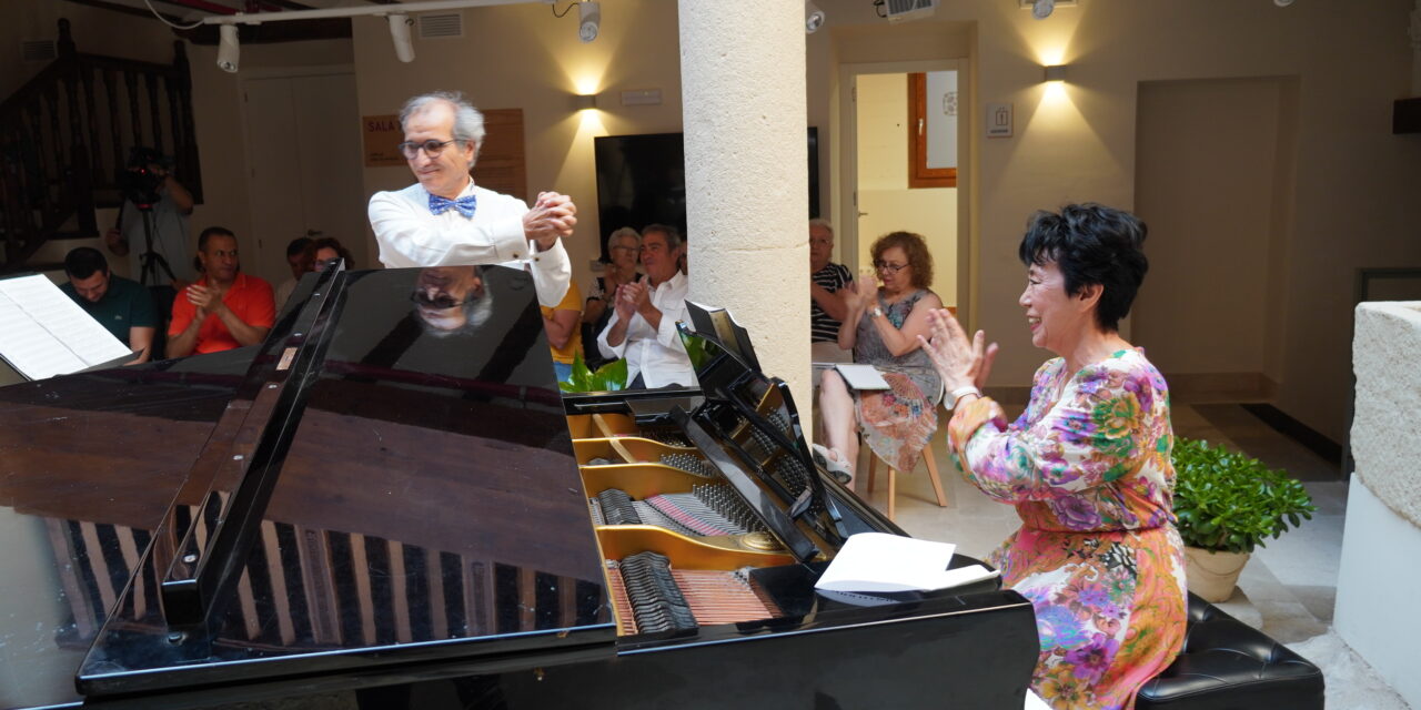 El recital de Bernardo Simón y la pianista Irina Khadid, llena el aforo de la Casa de la Música