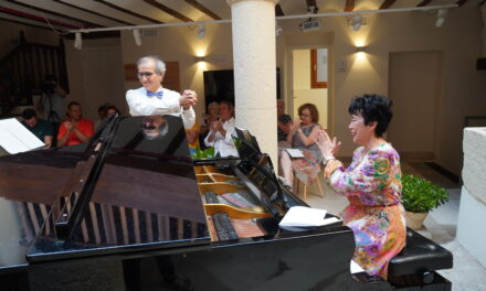 El recital de Bernardo Simón y la pianista Irina Khadid, llena el aforo de la Casa de la Música