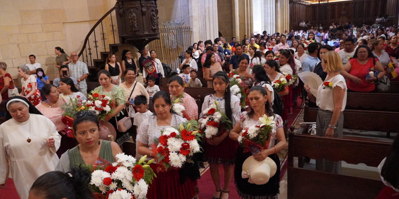 Centenares de ecuatorianos rinden culto a la Virgen del Cisne por las calles de Jumilla