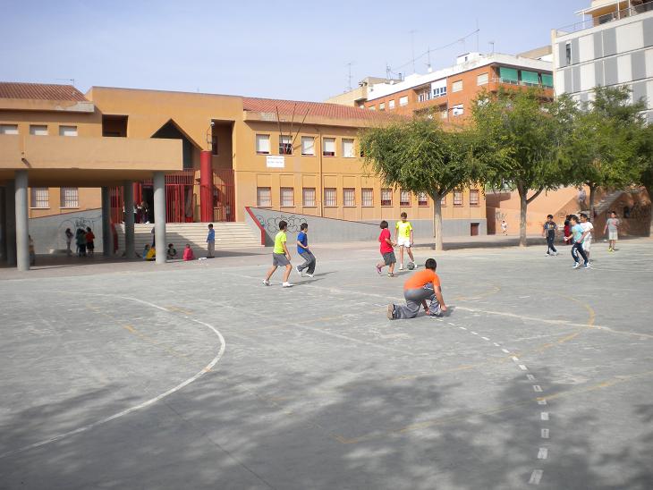 Ya se han contratado las obras para el traslado del vallado del colegio Carmen Conde que aumentará los metros del patio