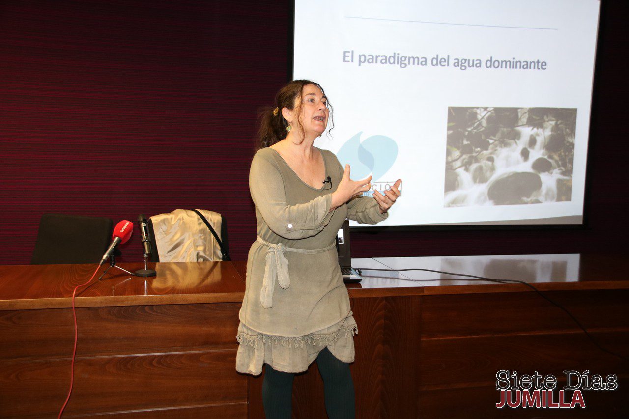 La bióloga Julia Martínez afirma que es “urgente reducir el consumo del agua”