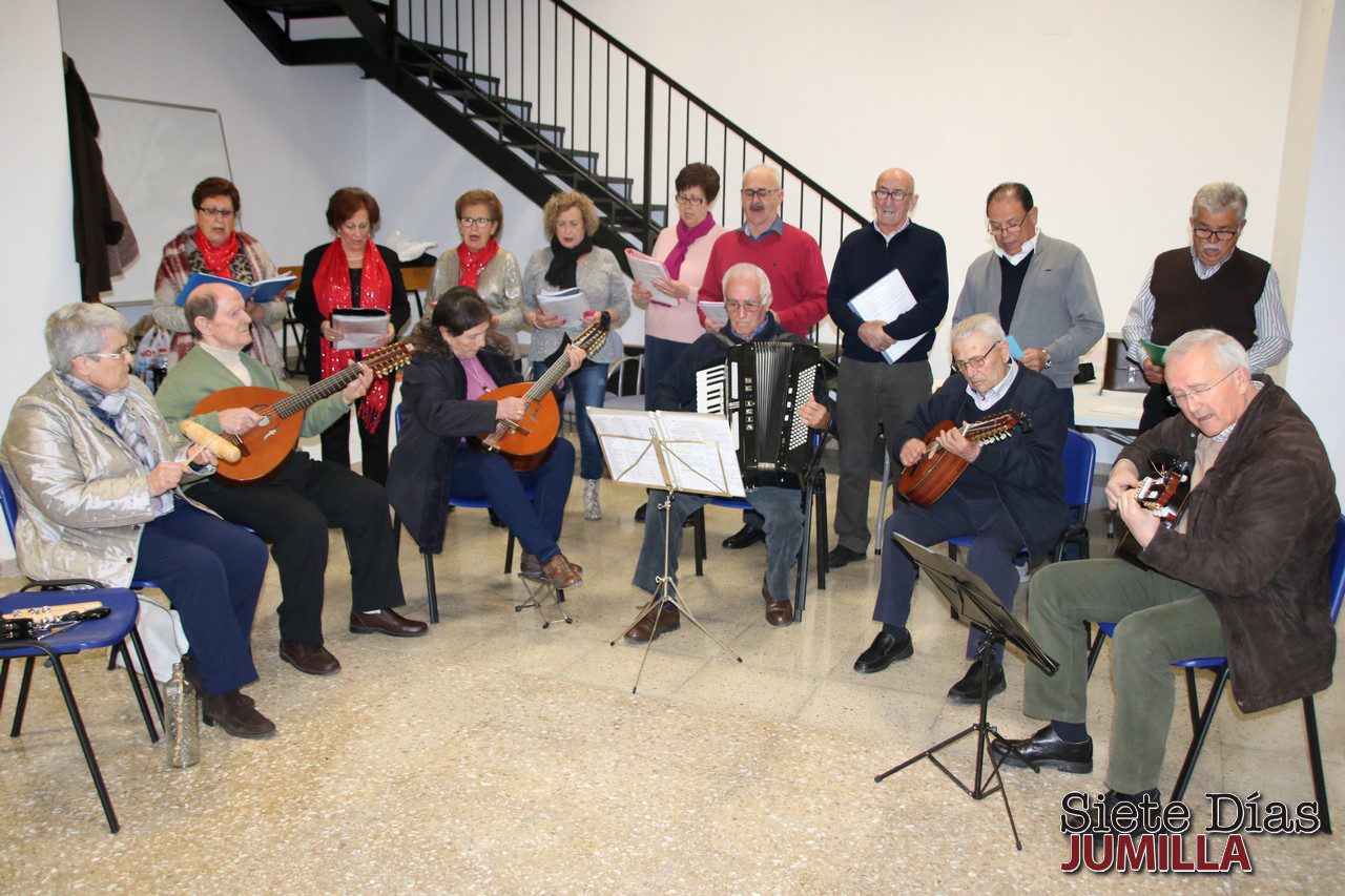 La ermita del Tercer Distrito acogió un concierto navideño de la Rondalla del Hogar
