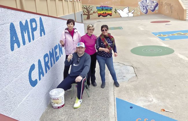 El Carmen Conde ha pintado juegos en el patio del colegio
