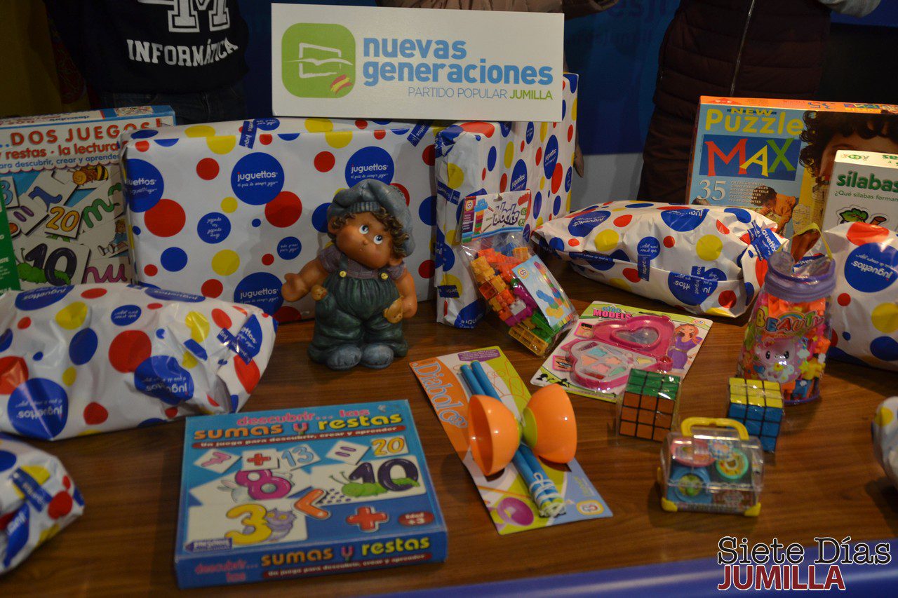 Nuevas Generaciones entrega a Cáritas un centenar de juguetes para los niños